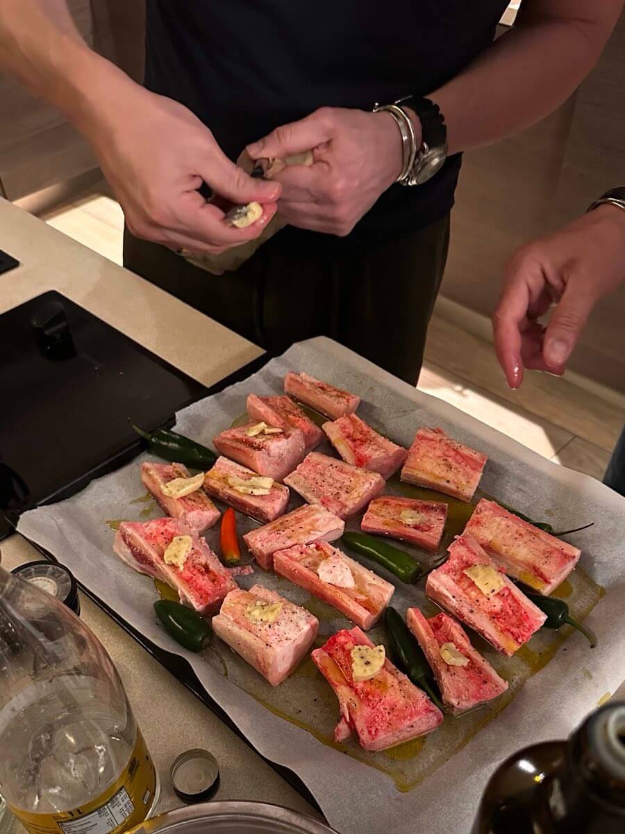 Juneće kosti zapečene u rerni sa Nebesa puterom sa zelenim biberom i parmezanom