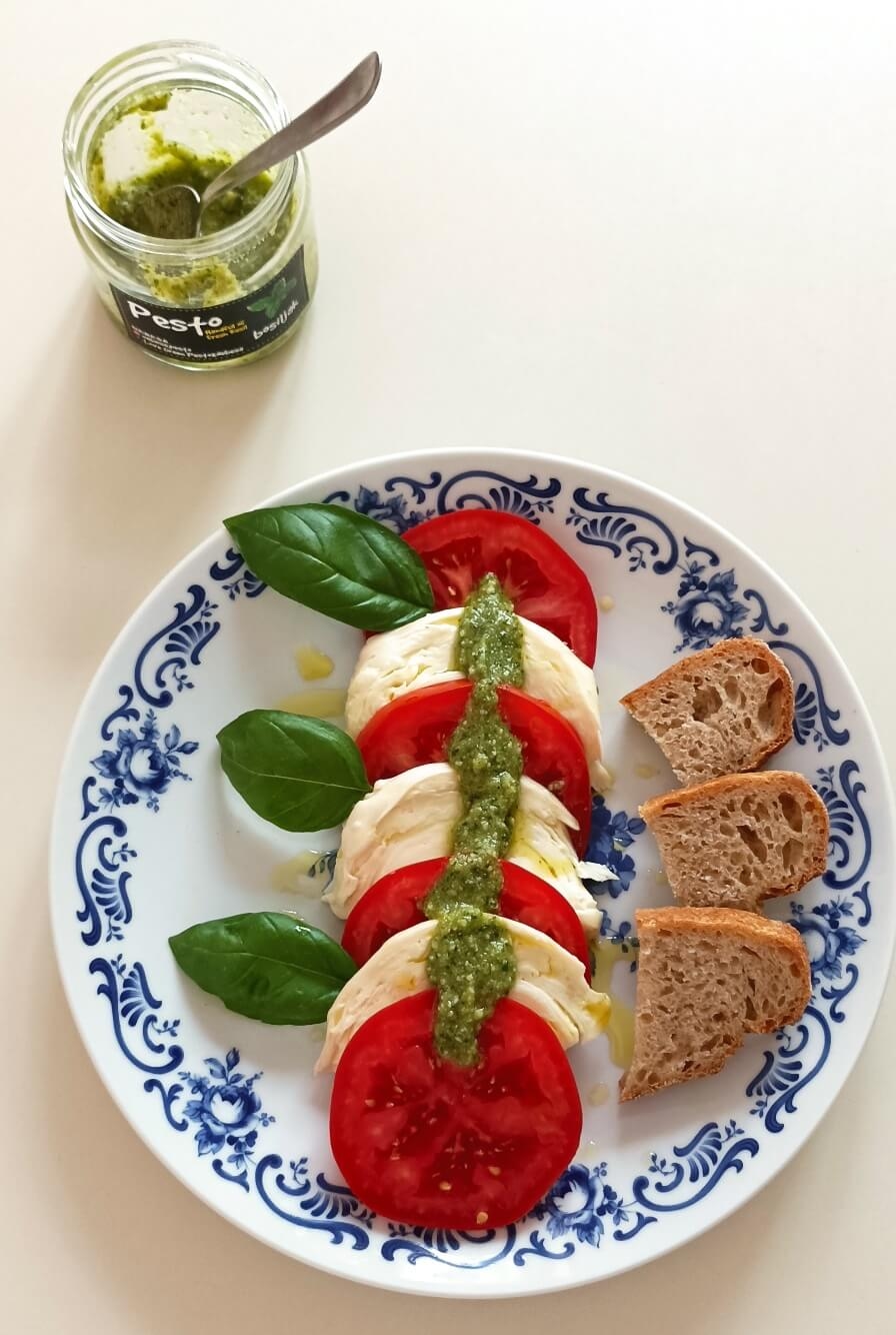 Salata caprese i pesto od bosiljka
